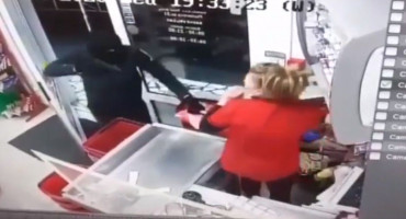 Goloruka djelatnica trgovine u Širokom Brijegu obranila se od naoružanog razbojnika