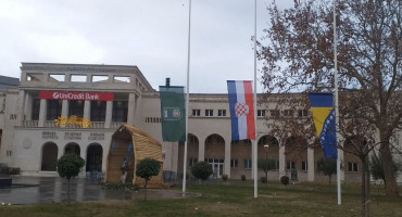 MOSTAR Zastave ispred Kosače spuštene na pola koplja