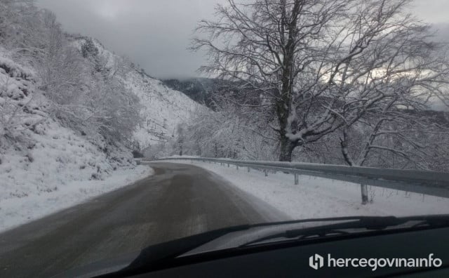 PUT ZA RUJIŠTE Vozač ozlijeđen nakon slijetanja s ceste