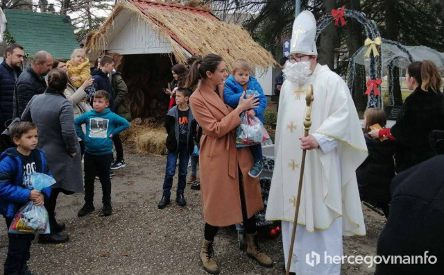 Sveti Nikola stigao u 'Božićni grad' na Buni
