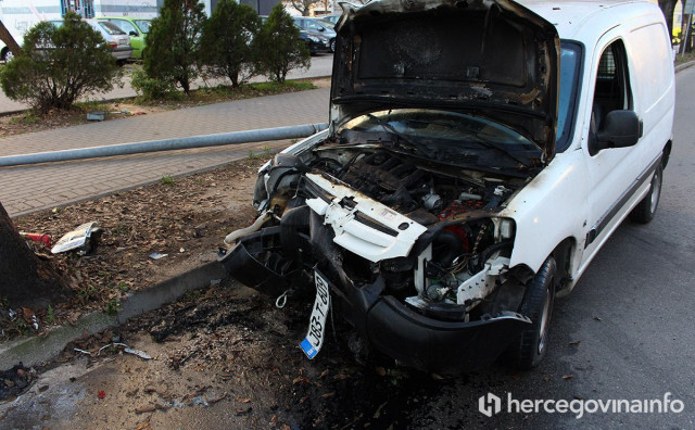 MOSTAR Uništio auto i javnu rasvjetu pa otišao s mjesta nezgode