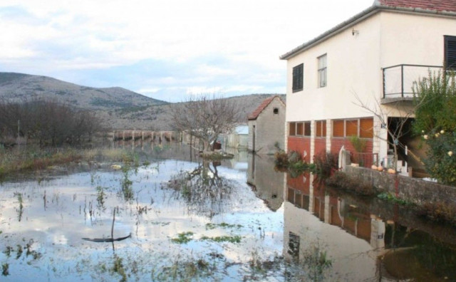 ČAPLJINA Poplavljena dvorišta, prometnice i poljoprivredne površine