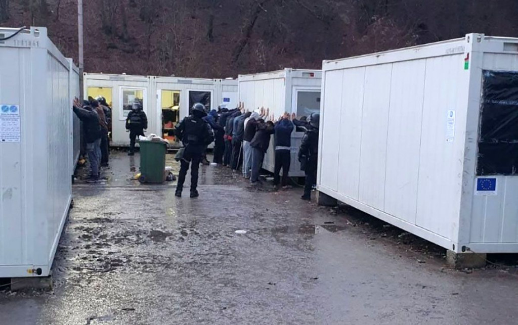SARAJEVO Nakon napada na policiju izvršen pretres migrantskog kampa