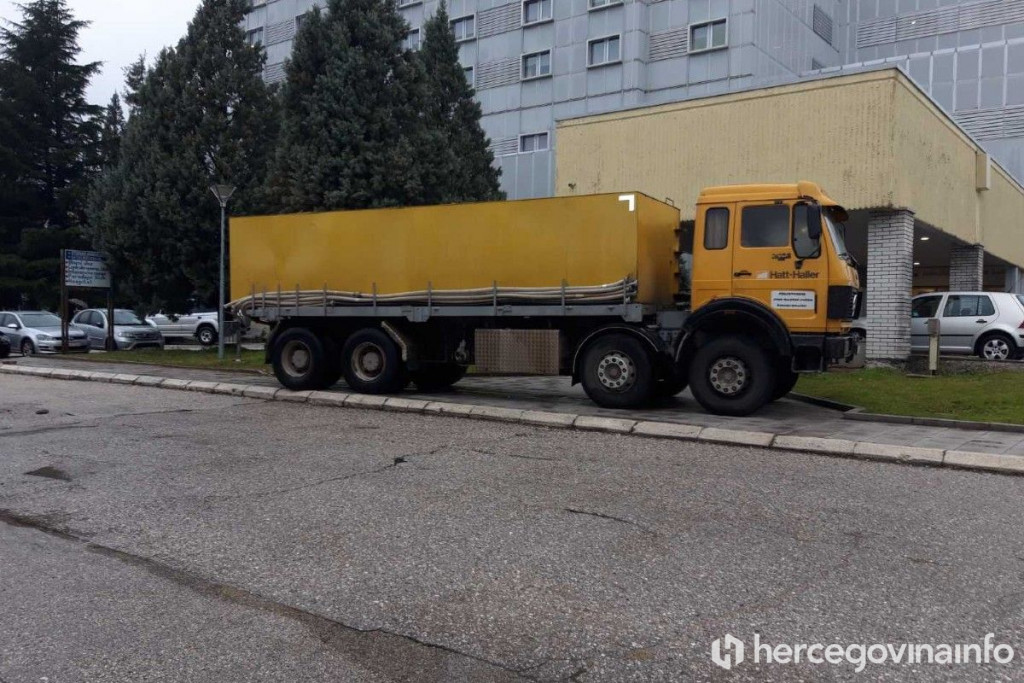 CISTERNA PRED BOLNICOM Bijeli Brijeg i SKB bez vode, nosaju se kante