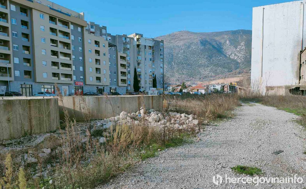 MOSTAR Odvezli ga do 'Silosa', tražili novac pa ga udarali u glavu i isjekli po obrazu