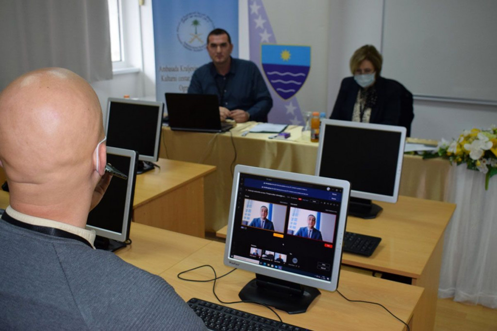 Nastavnici i profesori iz HNŽ krenuli na online obuku