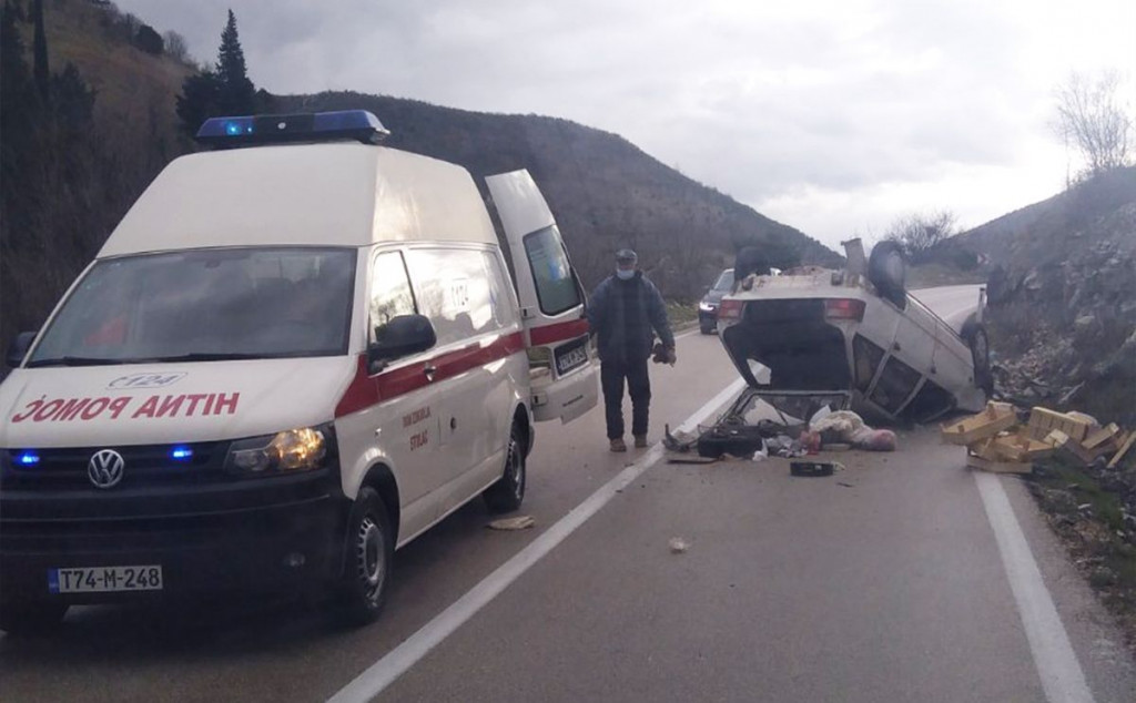 Dvoje ozlijeđenih u nezgodi na izlazu iz Stoca