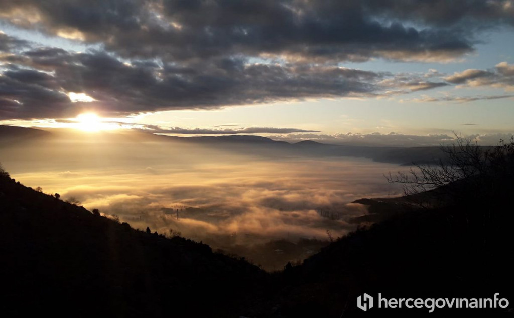 Sunce probija maglu iznad Jasenice i Rodoča