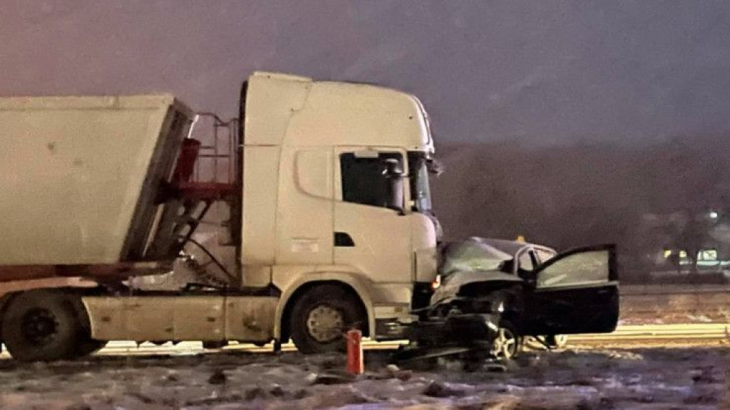 VITEZ U sudaru kamiona i automobila smrtno stradala jedna osoba