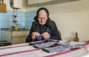 BAKA MIKA 92-godišnja starica iz Hercegovine cijelom selu na dar isplela vunene čarape