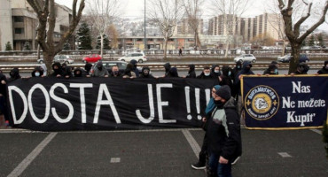 Predstavljen Petev, navijači BiH prosvjedovali ispred Saveza