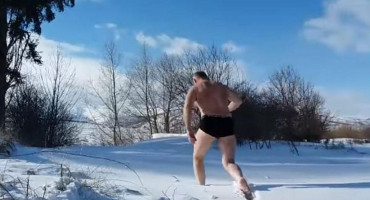 IMUNITET "Duvanjski Putin" se okupao u Šujici te bez odjeće protrčao snijegom