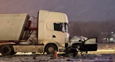 VITEZ U sudaru kamiona i automobila smrtno stradala jedna osoba