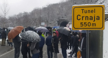 PROSVJEDNICI U SNIJEGU Gospodarstvenici blokirali magistralu zbog Crnaje