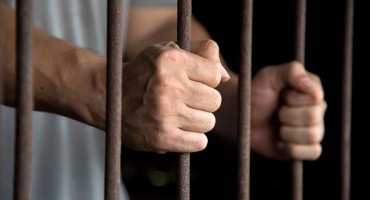 NEPRAVOMOĆNA PRESUDA Osuđen Gruđanin koji je uhićen zbog droge i napada na policajca. U kući mu je pronađena veća količina oružja i droge