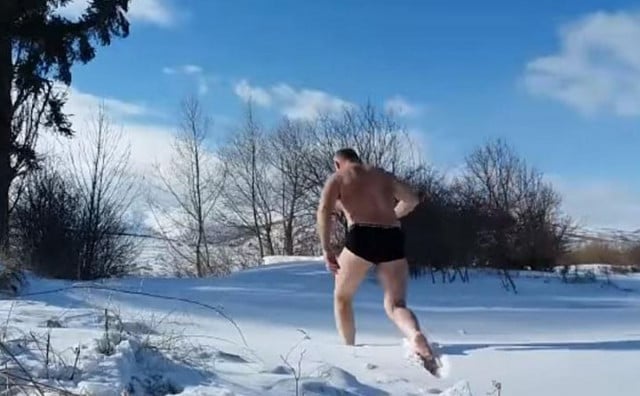IMUNITET "Duvanjski Putin" se okupao u Šujici te bez odjeće protrčao snijegom