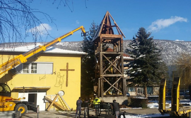 Srušen drveni crkveni zvonik u Drvaru
