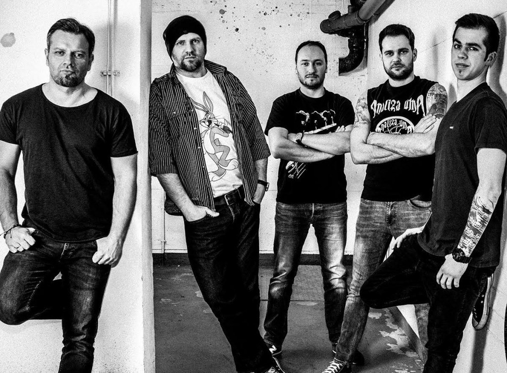 PROLAZNOST ŽIVOTA Rockeri zapjevali uz gitaru i harmoniku