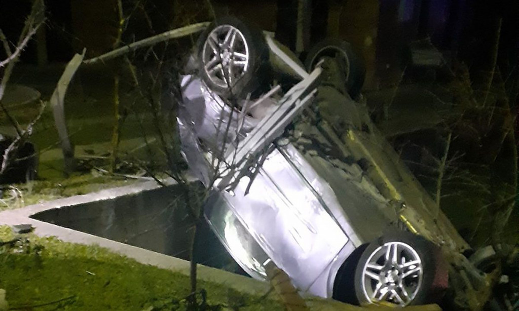 MOSTAR Autom izletjeli s magistrale i završili na krovu, dvije osobe ozlijeđene