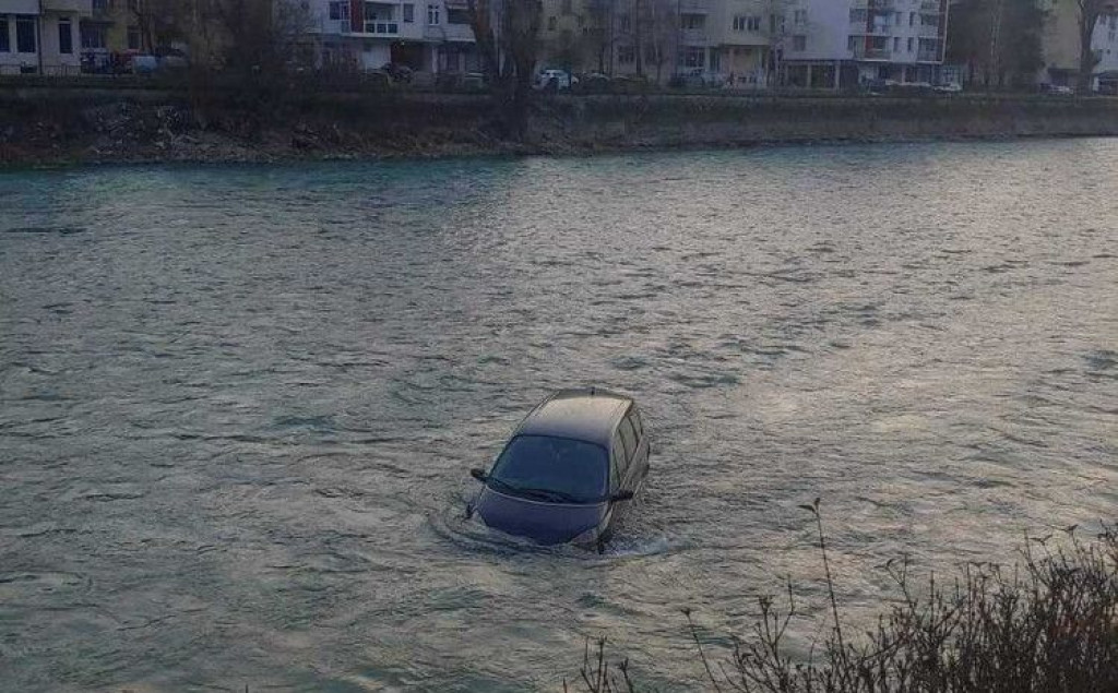 Vozilo sletjelo u Neretvu