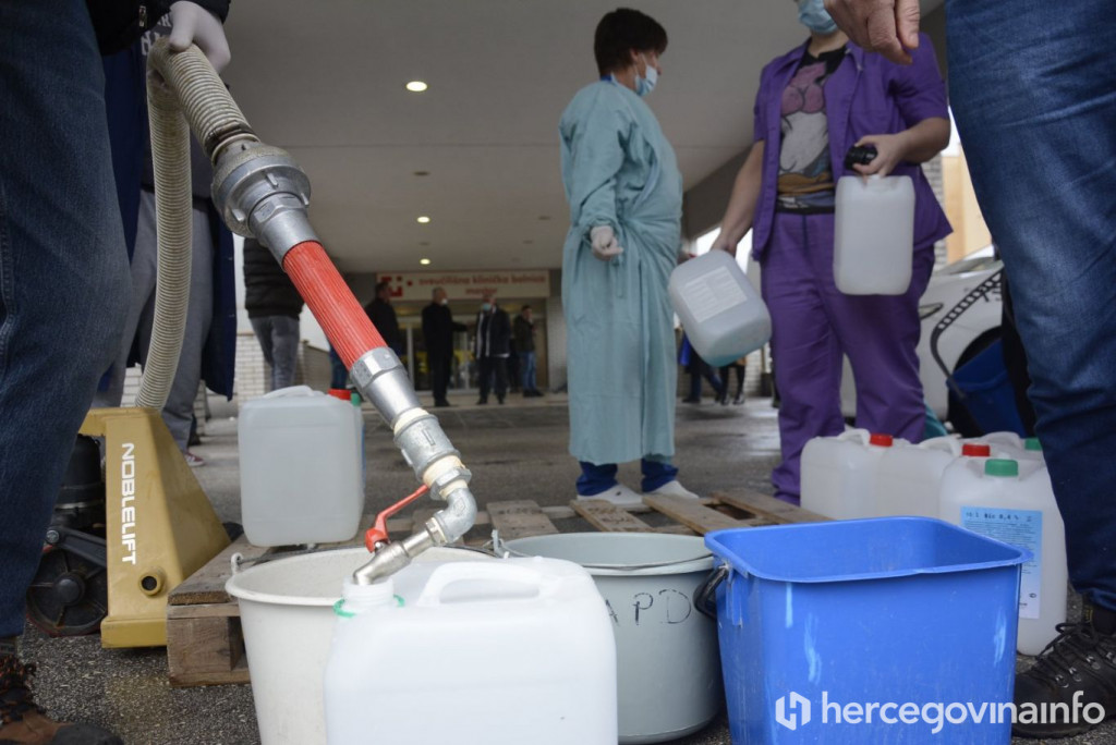 JUČER NAPRAVLJENO, DANAS VEĆ NE RADI Bidoni pred SKB-om, dio Mostara ponovno bez vode