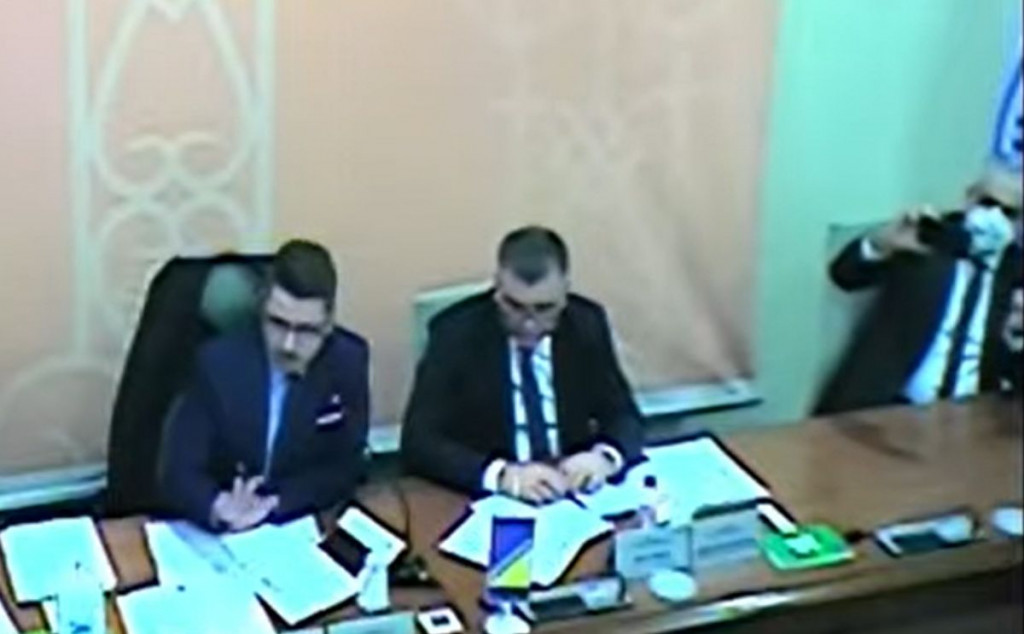 SELO GORI, A BABA Sjednica u tijeku, a Bešlić se selfira