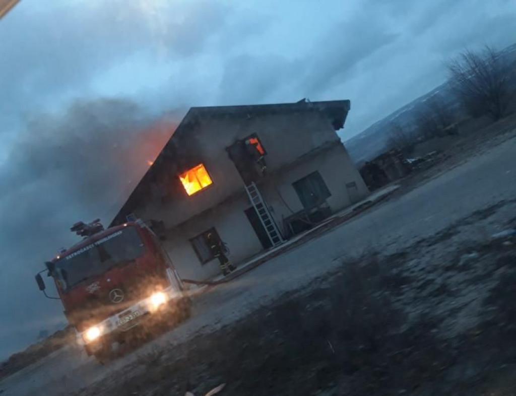 TOMISLAVGRAD U požaru izgorjela kuća, šesteročlana obitelj ostala bez krova nad glavom