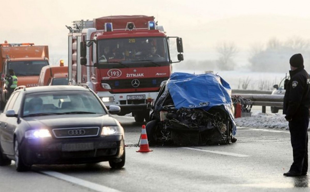 HRVATSKA Auto se zabio u ralicu, jedna osoba poginula