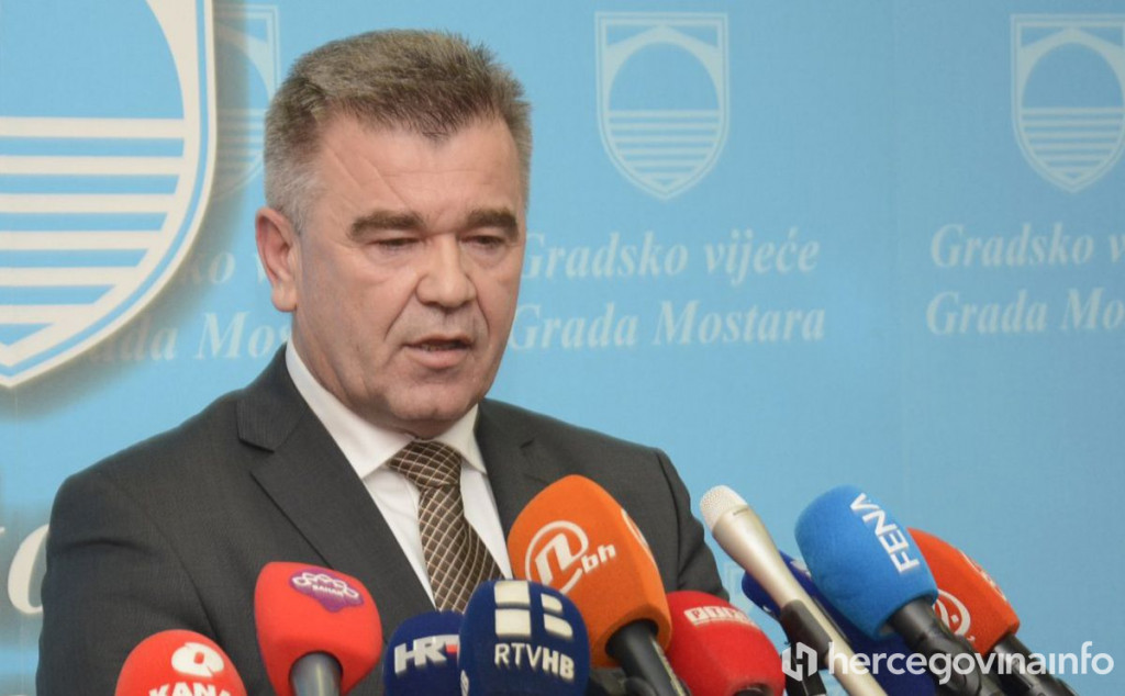 Umjesto Radmilinim radom zadnje desetljeće, Salem Marić se bavi time tko je šta objavio