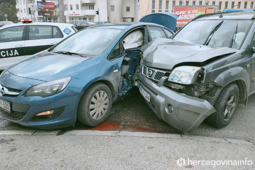 MOSTAR U težem udesu u središtu grada ozlijeđene dvije osobe
