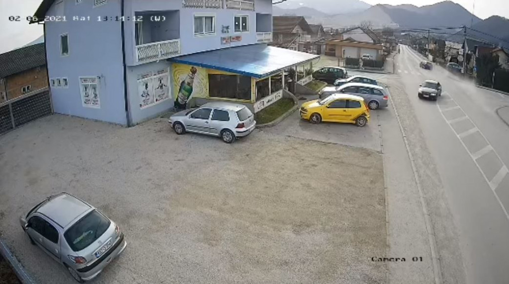 ZA DLAKU IZBJEGNUTA TRAGEDIJA Utrkivali se kroz Vitez, pa zamalo udarili djevojčicu i njenog oca