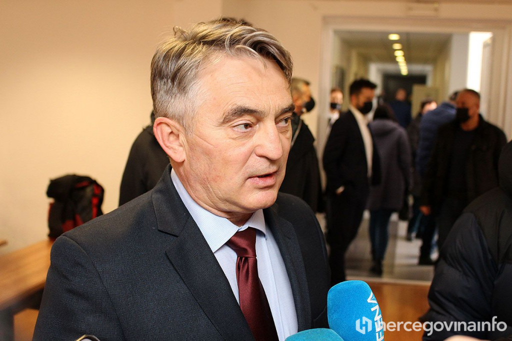 FOTELJAŠ I UBLEHAŠ Punih 12 godina trlja gu**** od stolice u Predsjedništvu
