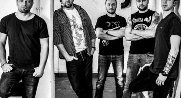 PROLAZNOST ŽIVOTA Rockeri zapjevali uz gitaru i harmoniku