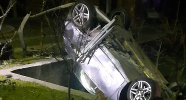 MOSTAR Autom izletjeli s magistrale i završili na krovu, dvije osobe ozlijeđene