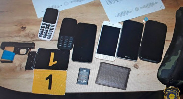 OD RANIJE POZNAT FUP zbog dilanja droge zaplijenio kolekciju mobitela i oružje