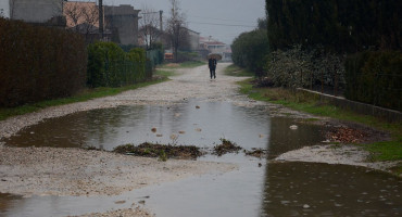 Bazeni pred kućama u Ortiješu, mještanima treba čamac da prođu kroz ulicu