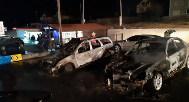 VITEZ Izgorjelo nekoliko automobila u auto kući