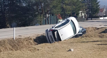 TOMISLAVGRAD Dva automobila završila u kanalu uz prometnicu
