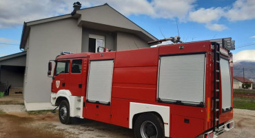 Vatrogasno vozilo vatrogasci