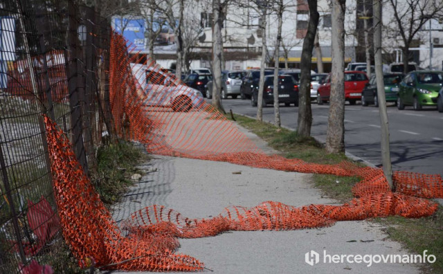 SNAŽNA BURA PRAVILA PROBLEME Oborila dva stabla na području Mostara, slabljenje se očekuje u noćnim satima