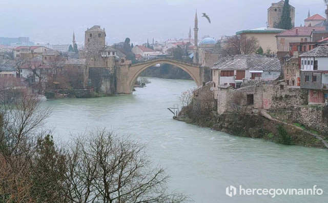 MOSTAR Nabujala Neretva poplavila plato oko Starog mosta
