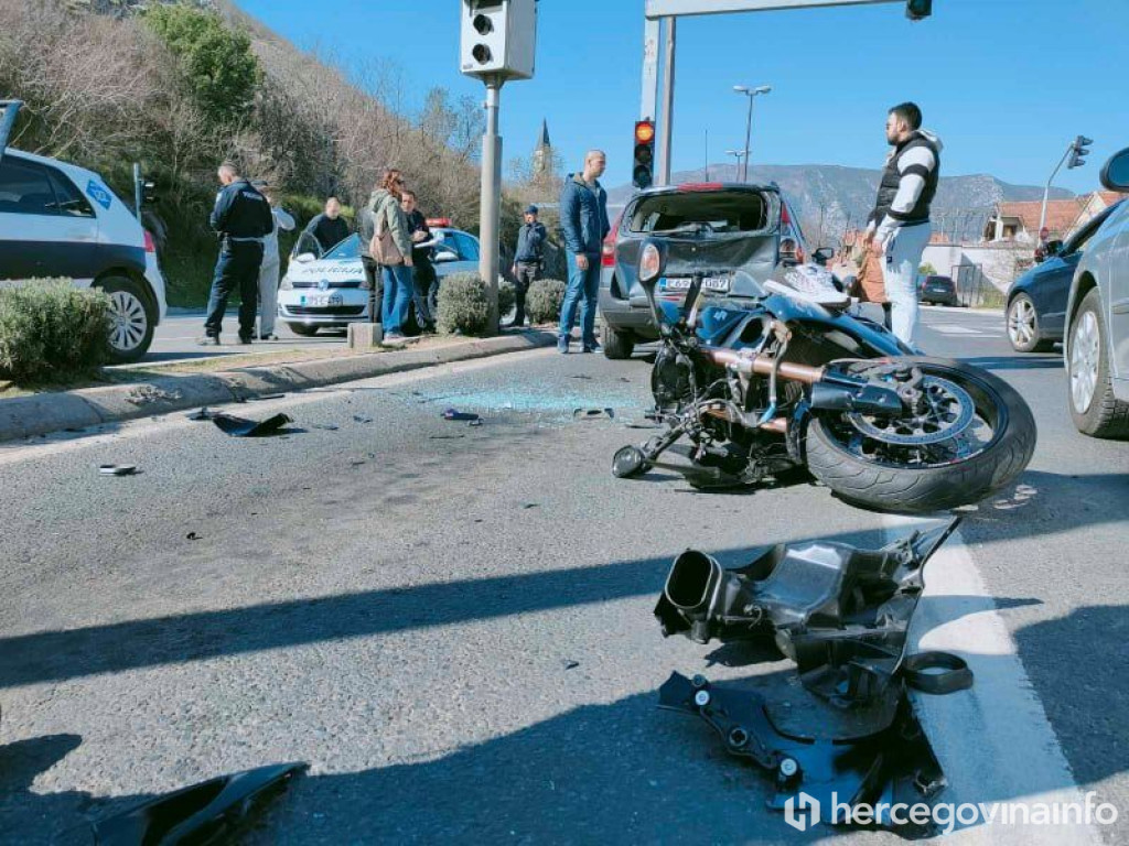 MOSTAR U težem sudaru tri automobila i motocikla ozlijeđena jedna osoba