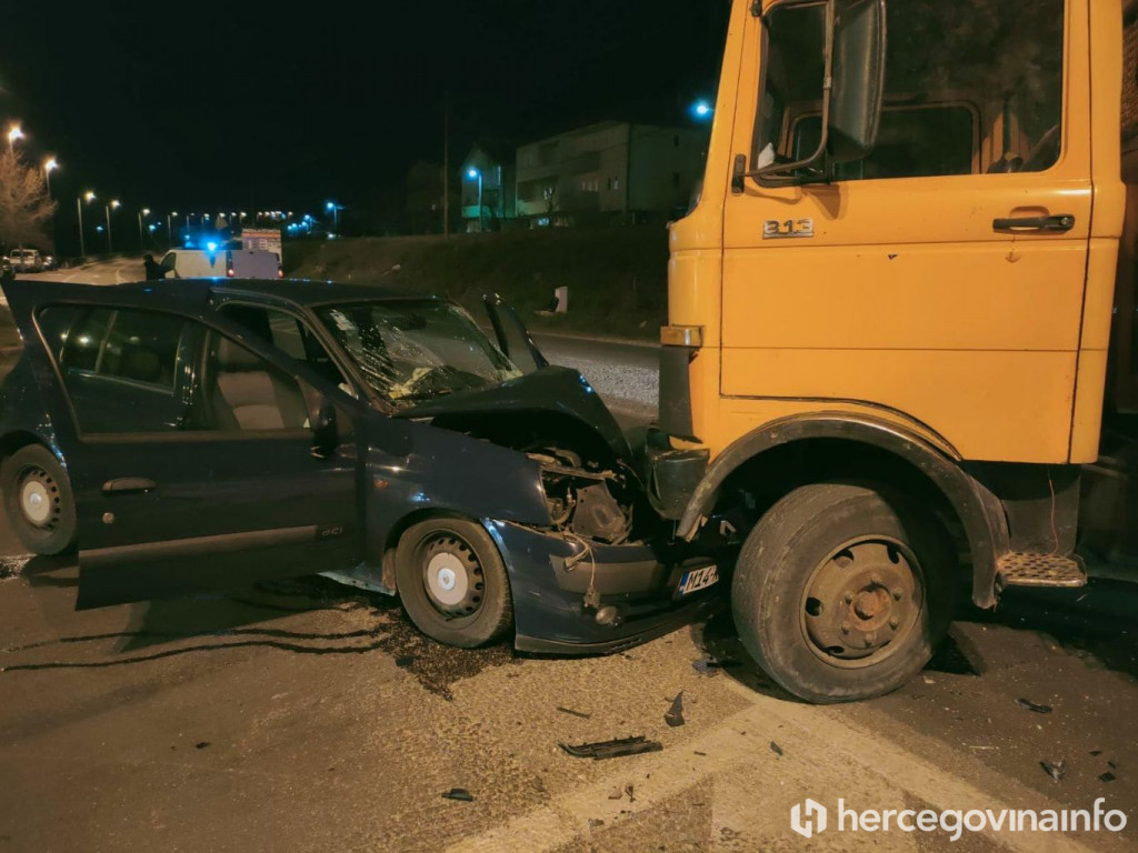 MOSTAR Autom podletio pod kamion, ozlijeđena jedna osoba