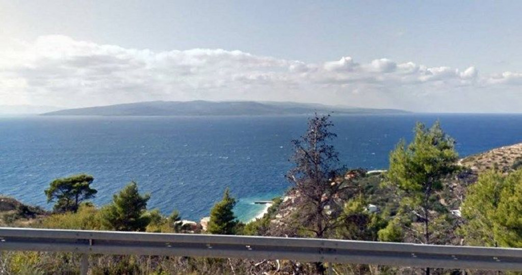 Kod Makarske automobil s putnicima probio ogradu i završio u moru