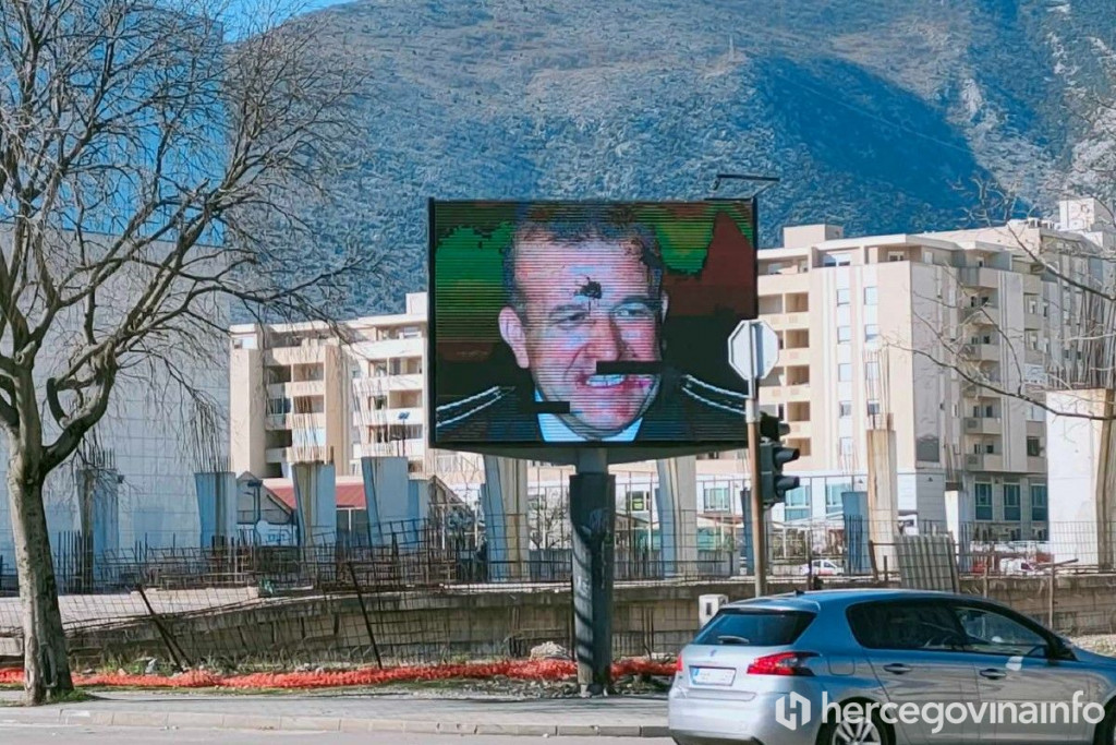 MOSTAR Oštećen display na kojem se pružala podrška optuženiku za ratni zločin