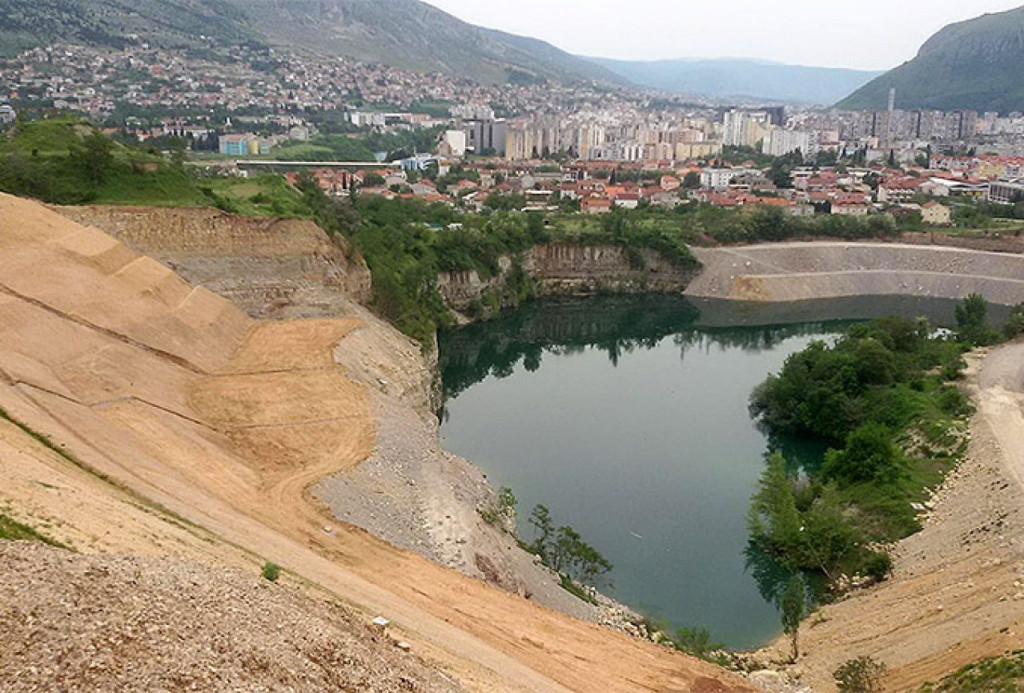 PRETRAŽIVANJE JEZERA NA RUDNIKU VIHOVIĆU Misli se da bi tu moglo biti blizu 100 ubijenih Mostaraca