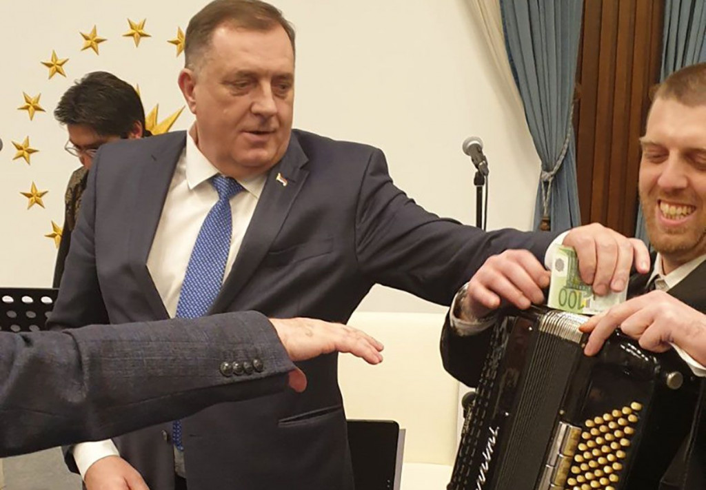 VESELO Dodik u Turskoj bacao eure na harmonikaša