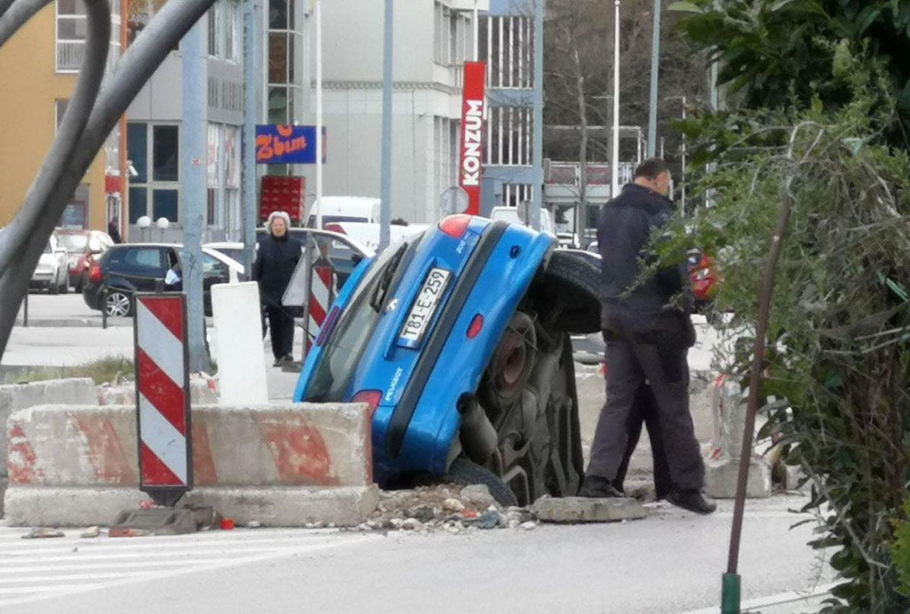 Neobična nesreća na mostarskim ulicama: Autom u rupu