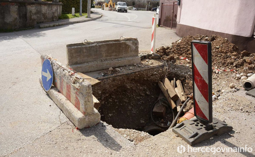 MOSTAR Rudnik mjesecima stoji raskopan, rupe počele "gutati" automobile, mještani strahuju za djecu