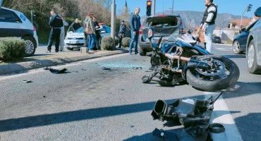 MOSTAR U težem sudaru tri automobila i motocikla ozlijeđena jedna osoba